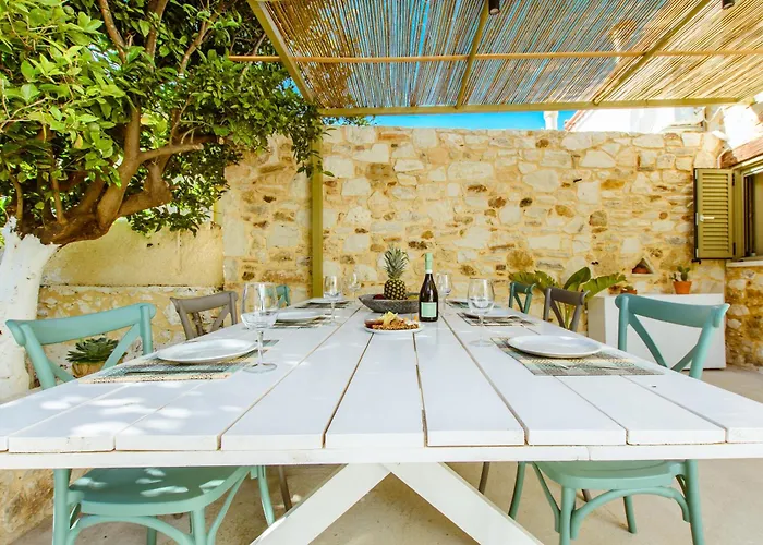 Kilada Village Retreat Jacuzzi - Parking - Garden