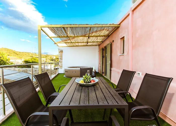 Kilada Village Retreat Jacuzzi - Parking - Garden