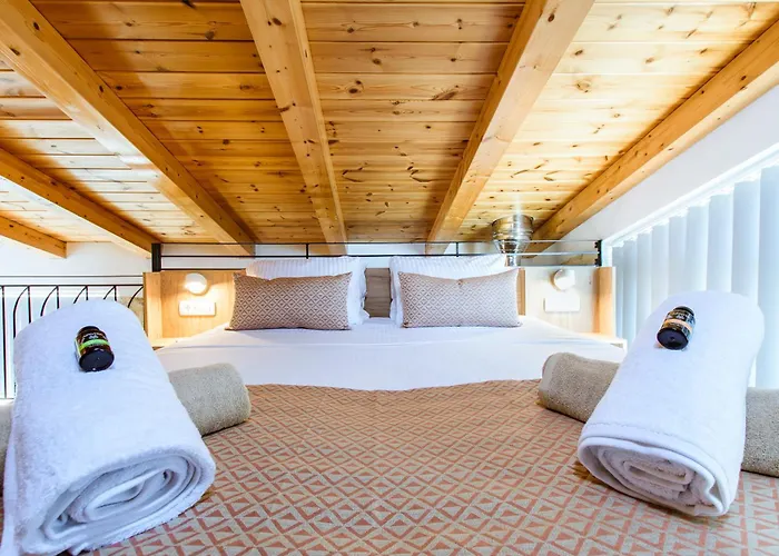 Kilada Village Retreat Jacuzzi - Parking - Garden