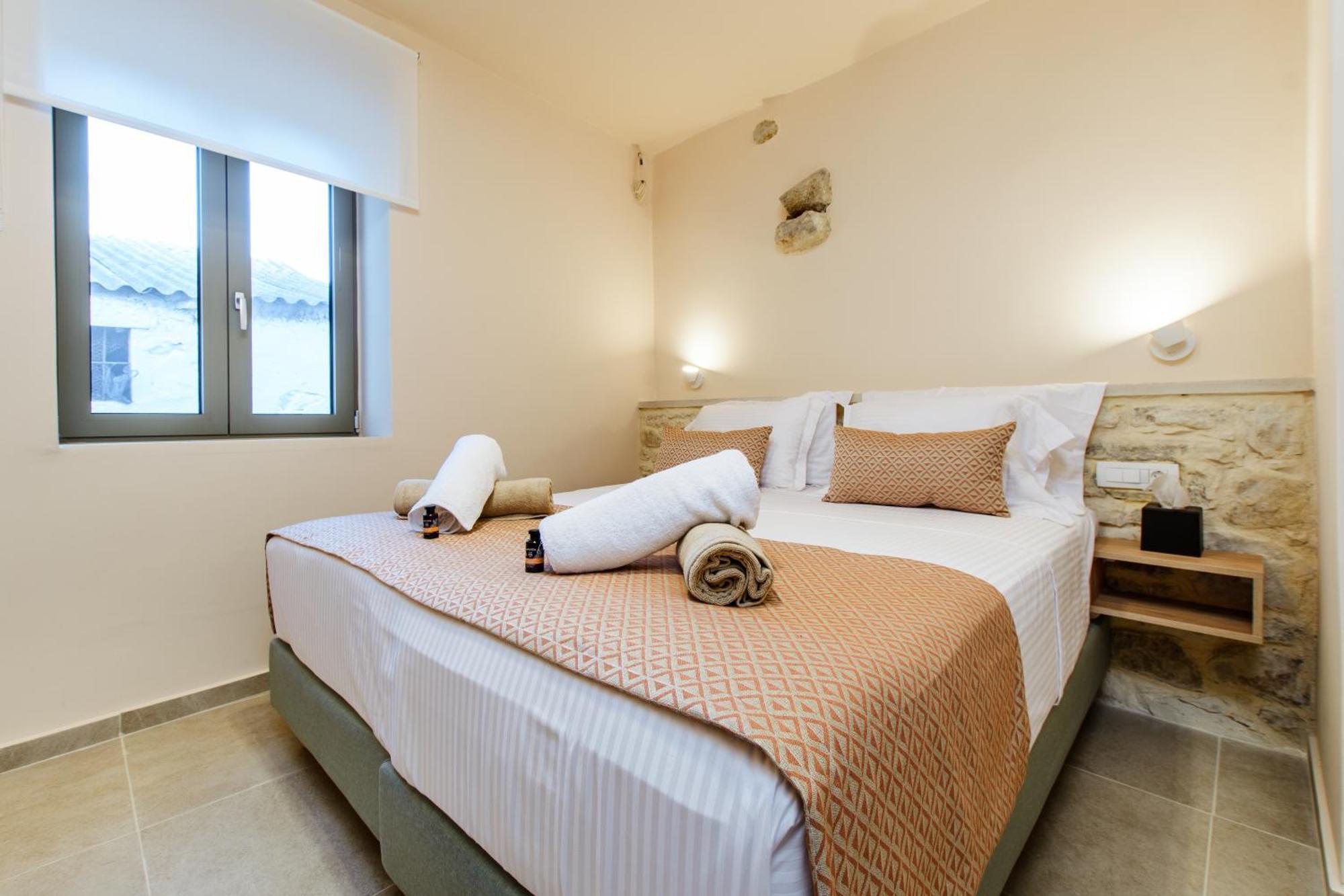 Kilada Village Retreat Jacuzzi - Parking - Garden