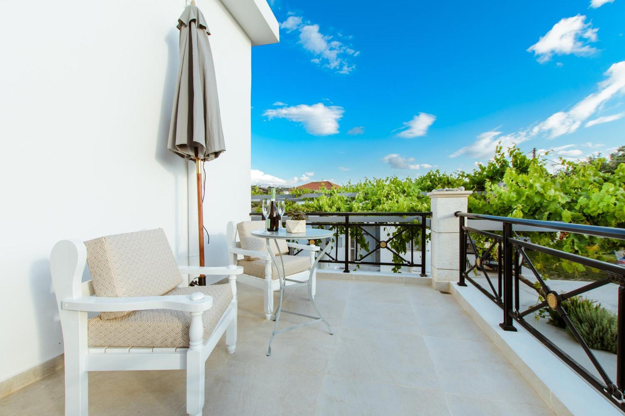 Kilada Village Retreat Jacuzzi - Parking - Garden Holiday home *