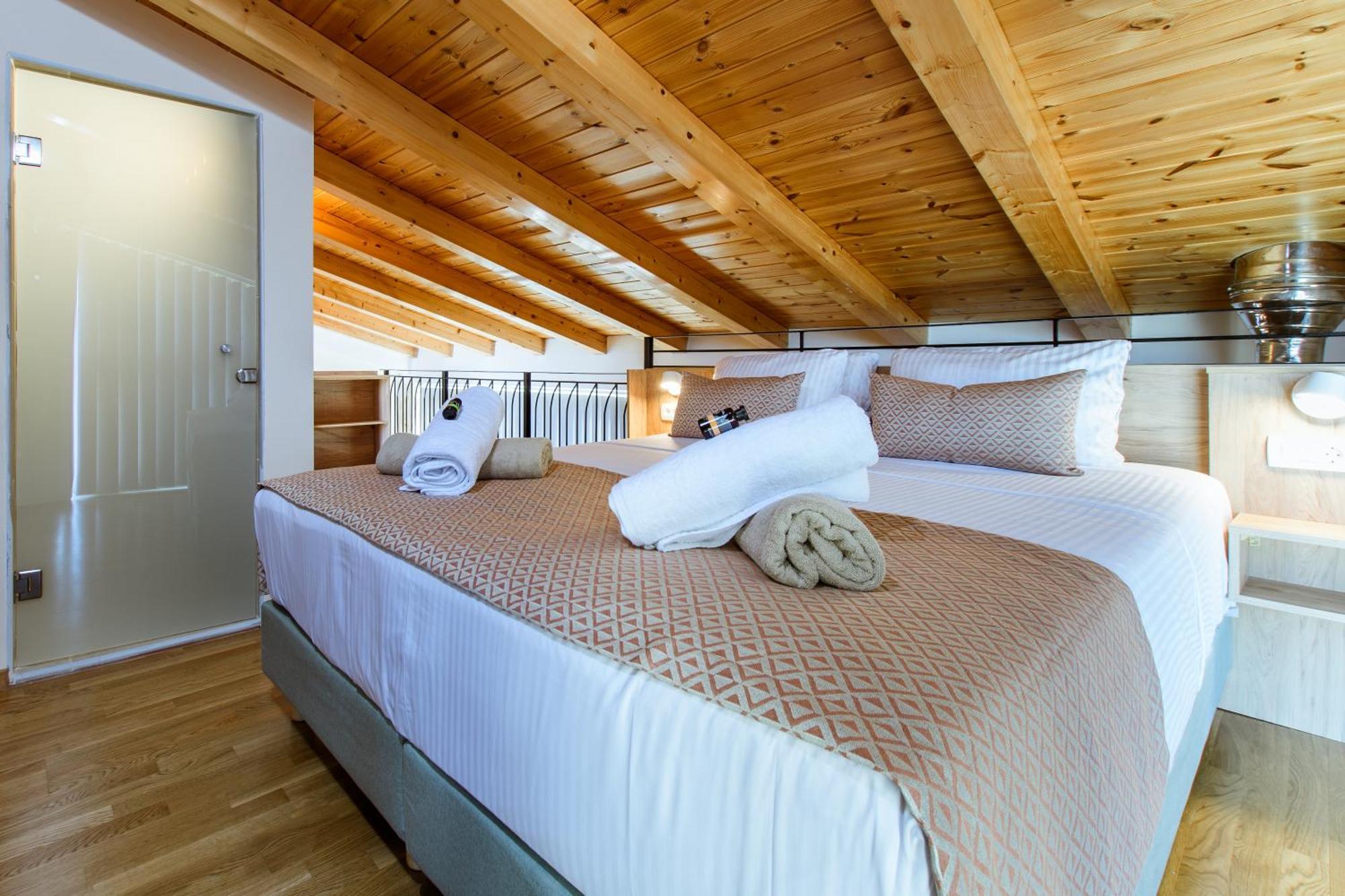 Kilada Village Retreat Jacuzzi - Parking - Garden Holiday home *