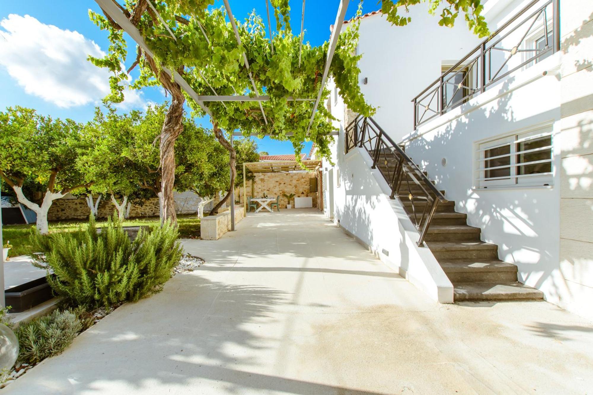 Kilada Village Retreat Jacuzzi - Parking - Garden Holiday home