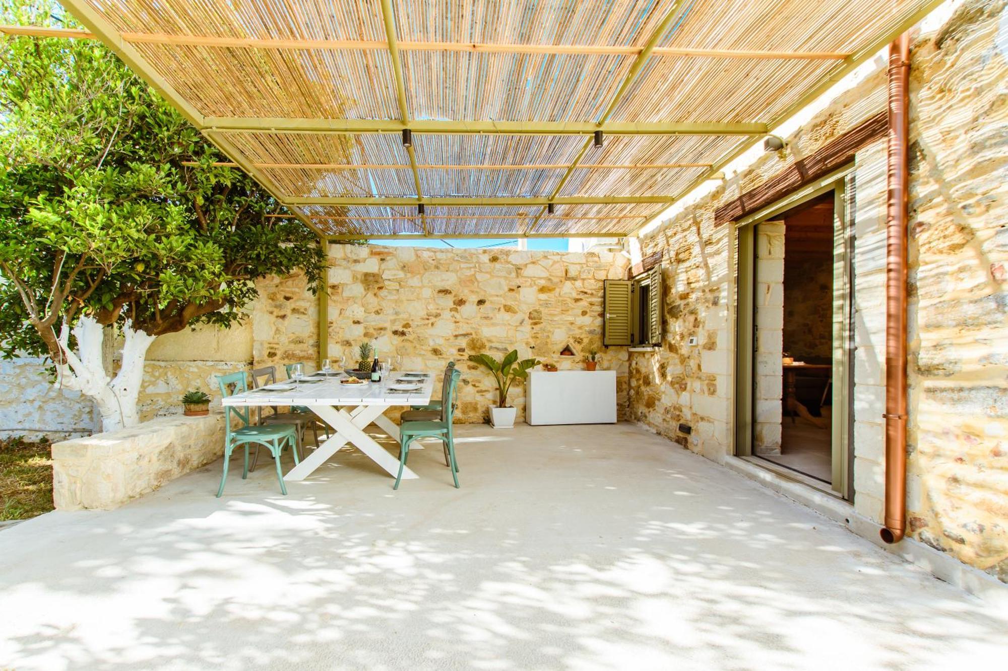 Kilada Village Retreat Jacuzzi - Parking - Garden Holiday home *
