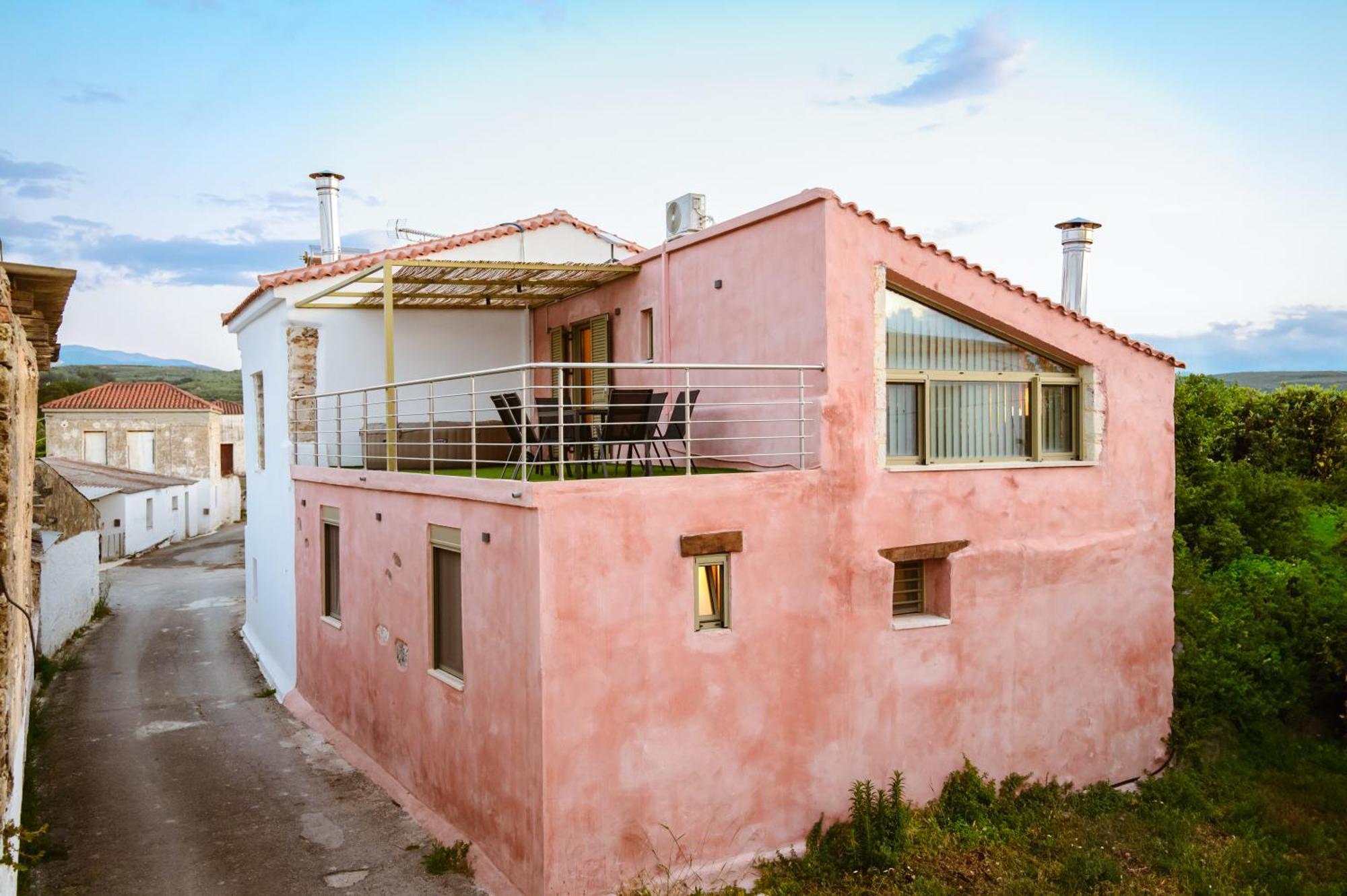 Kilada Village Retreat Jacuzzi - Parking - Garden Holiday home *