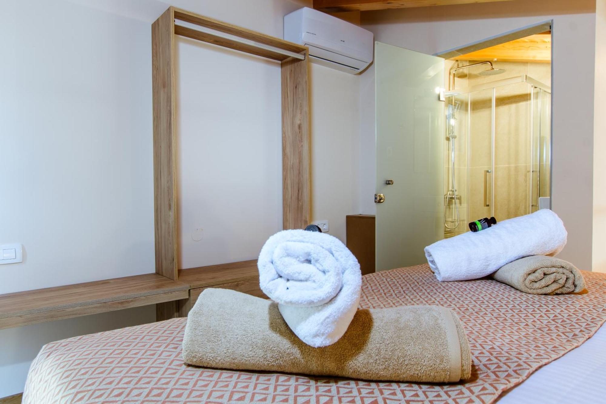 Kilada Village Retreat Jacuzzi - Parking - Garden Holiday home