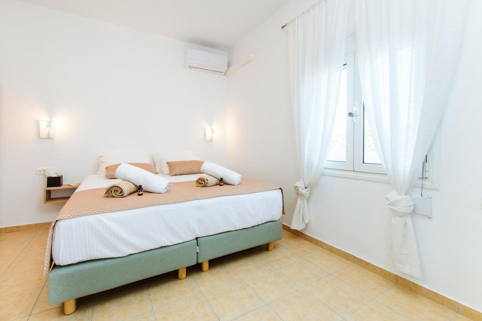 Kilada Village Retreat Jacuzzi - Parking - Garden