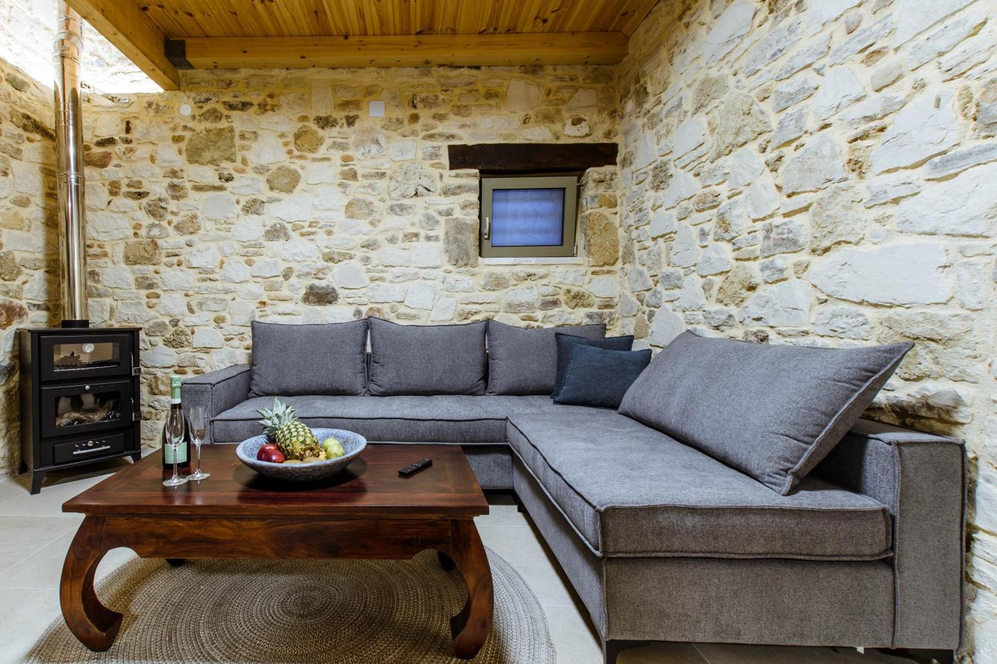 Kilada Village Retreat Jacuzzi - Parking - Garden Holiday home